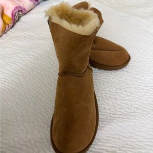 Cozy Tan Shearling-Lined Women's Boots